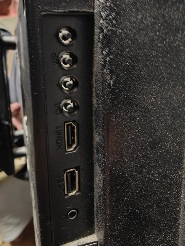 Televisor Grundig HD con soporte de pared