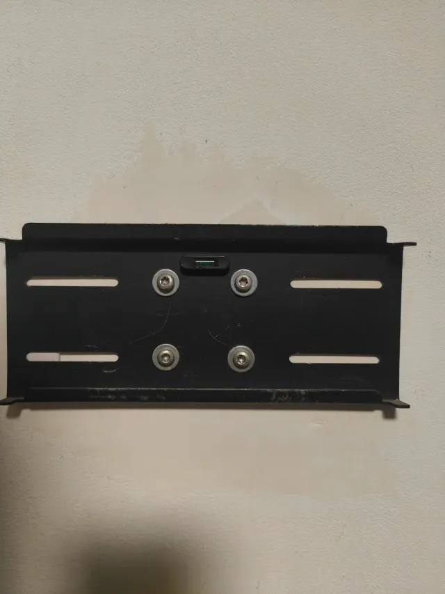 Televisor Grundig HD con soporte de pared