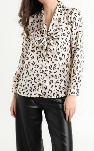 Camicetta da donna con stampa leopardata bianca e nera