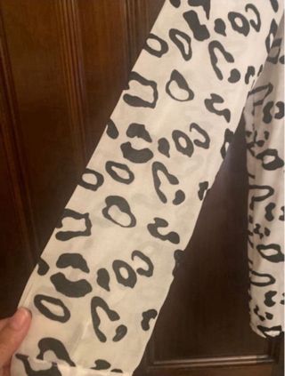 Camicetta da donna con stampa leopardata bianca e nera