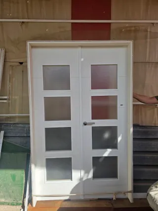 Puerta doble con cristales