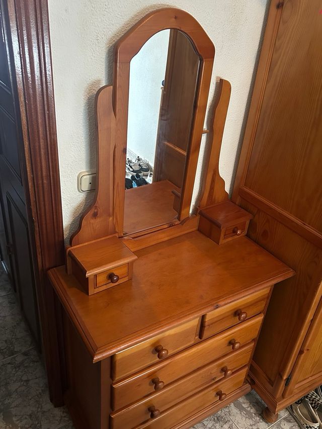 Cómoda de madera con espejo