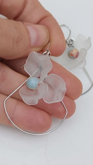 Pendientes florales con cuentas azules