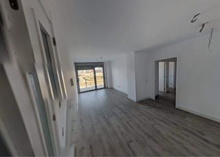 Piso con terraza y plaza de parking incluida