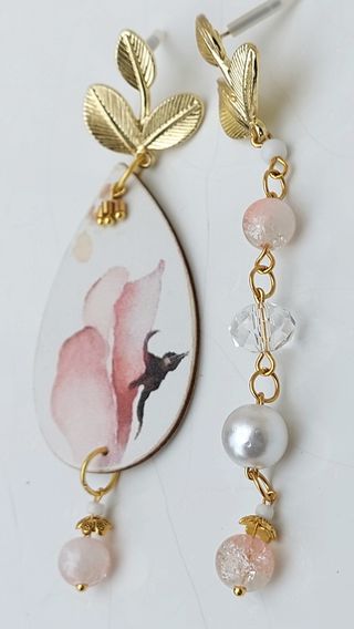 Pendientes florales con perlas y hojas doradas