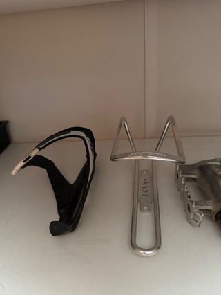 Portabidón y pedal de bicicleta