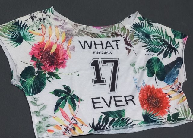 Camiseta corta con estampado de plantas