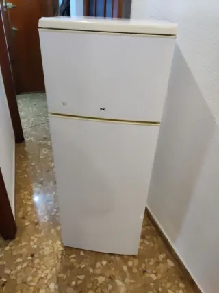 Nevera frigorífico blanca con congelador