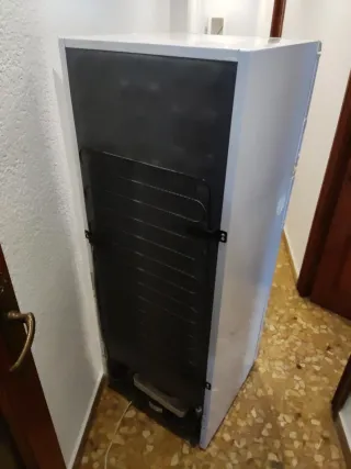 Nevera frigorífico blanca con congelador