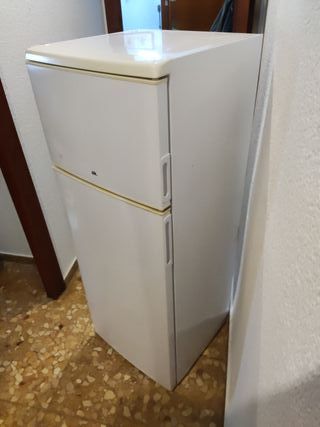 Nevera frigorífico blanca con congelador
