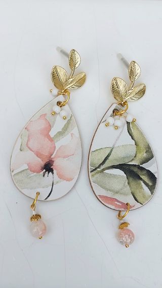 Pendientes florales dorados con perlas