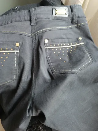 Pantalón vaquero mujer negro con tachuelas