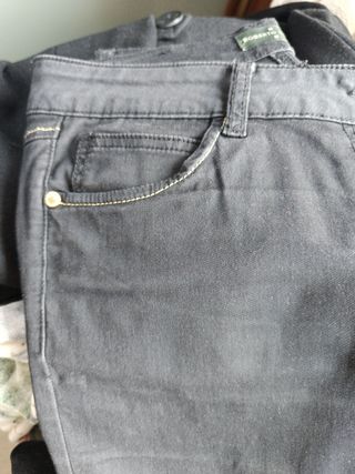 Pantalón vaquero mujer negro con tachuelas