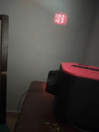 Reloj Despertador Proyector Schneider Rojo