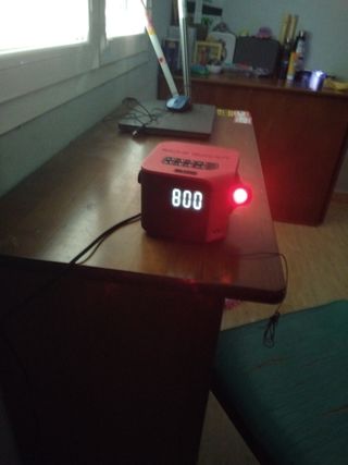 Reloj Despertador Proyector Schneider Rojo
