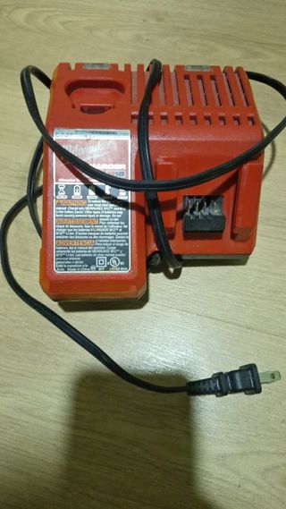 Milwaukee Taladro Conductor + cargador sin batería