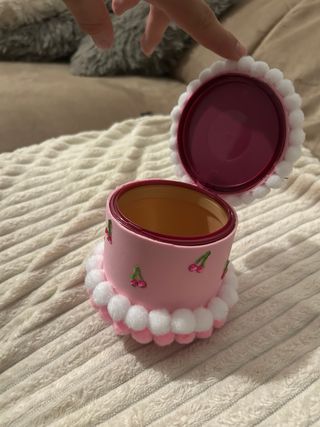 Caja decorativa pastel con cerezas