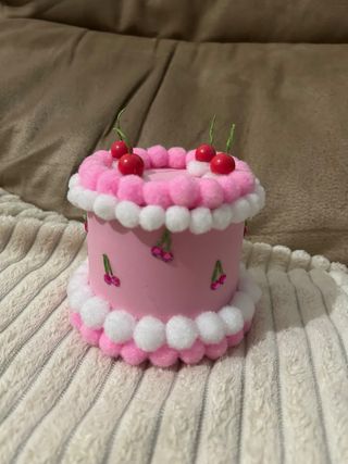 Caja decorativa pastel con cerezas