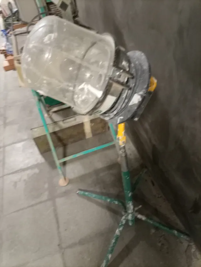 Foco de obra con trípode