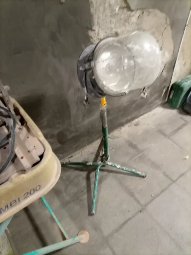 Foco de obra con trípode