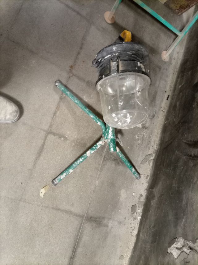 Foco de obra con trípode