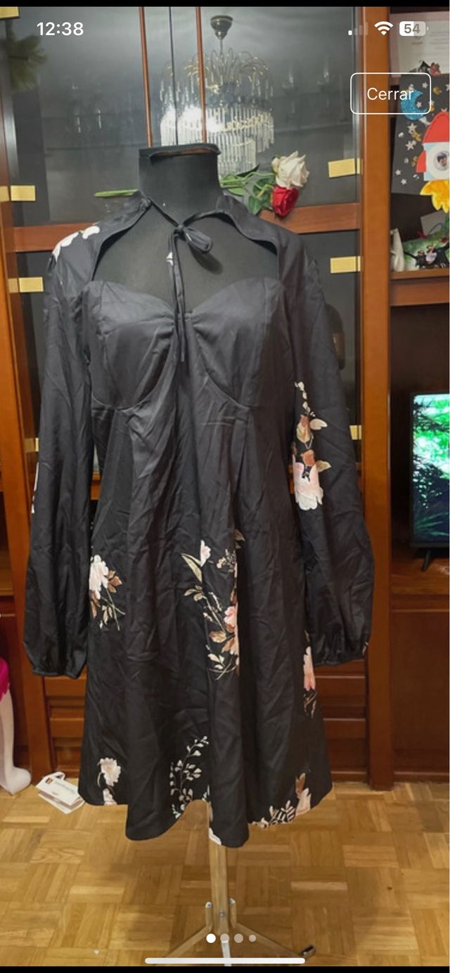 Vestido negro con estampado floral