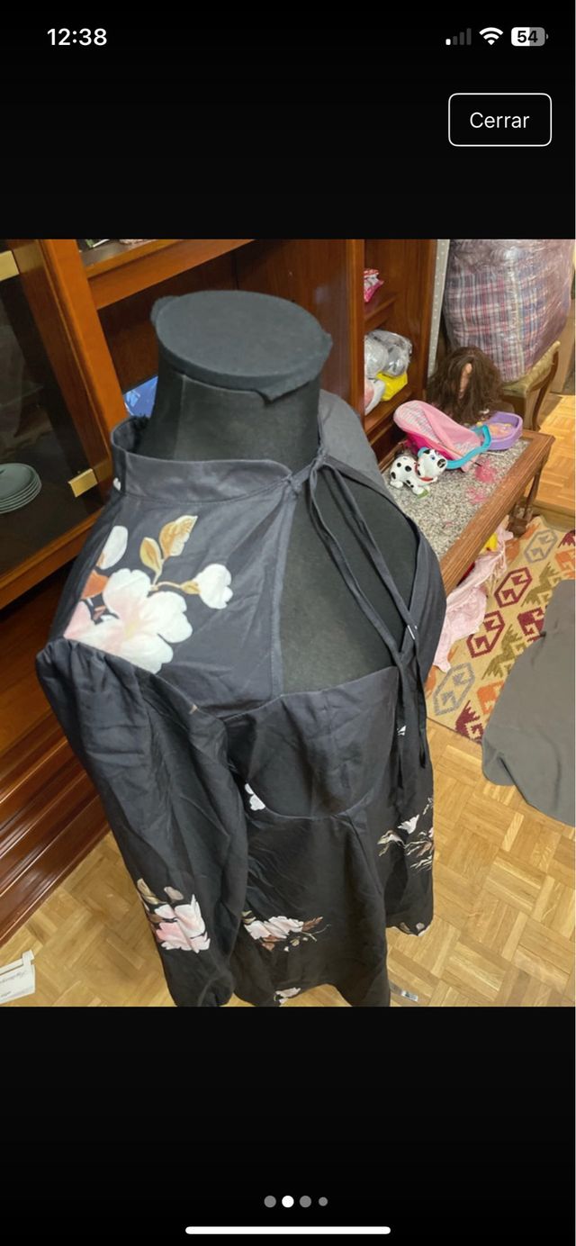 Vestido negro con estampado floral