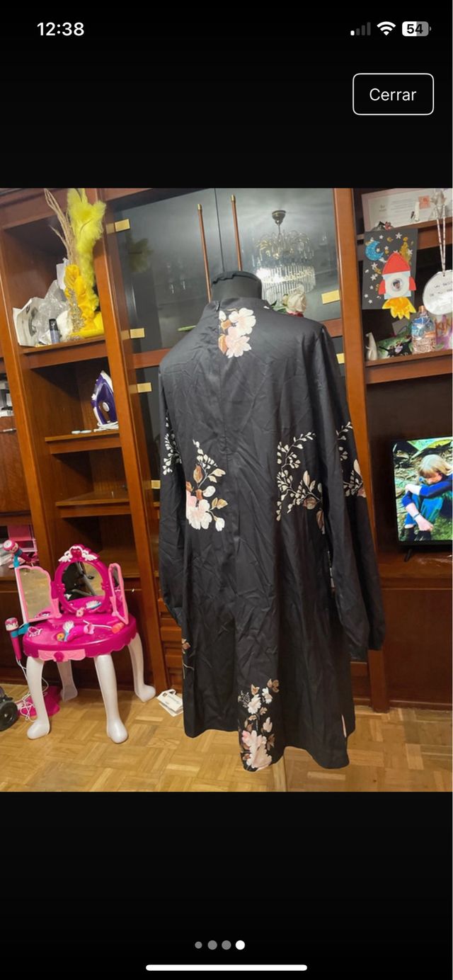 Vestido negro con estampado floral
