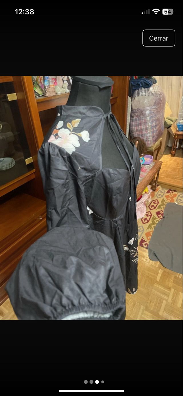 Vestido negro con estampado floral