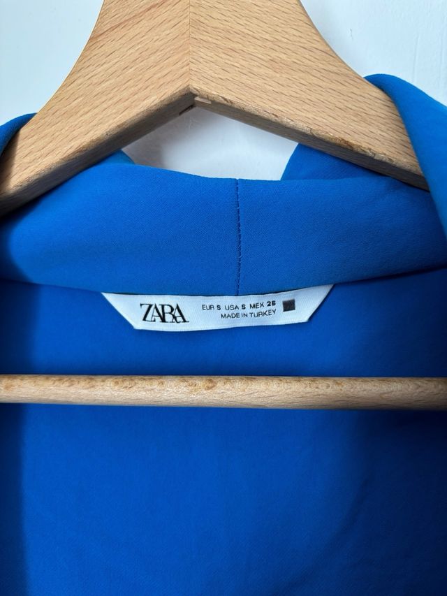 Top Zara azul escote drapeado