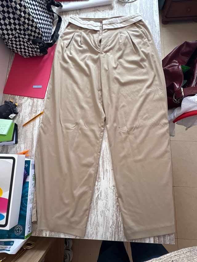 Pantalón de traje beige con cintura blanca