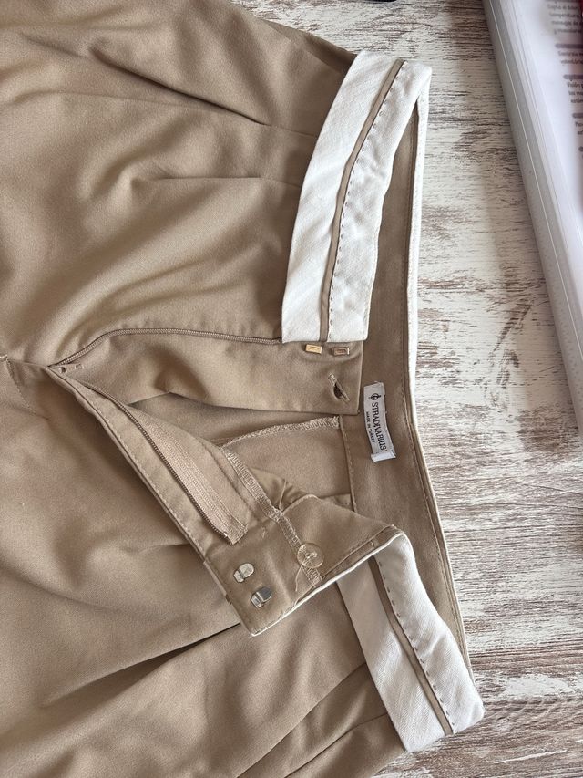 Pantalón de traje beige con cintura blanca