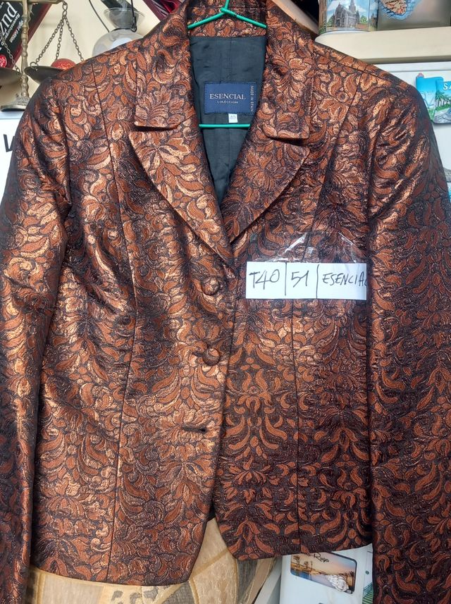 51- Anericana marron negro y dorado, 40