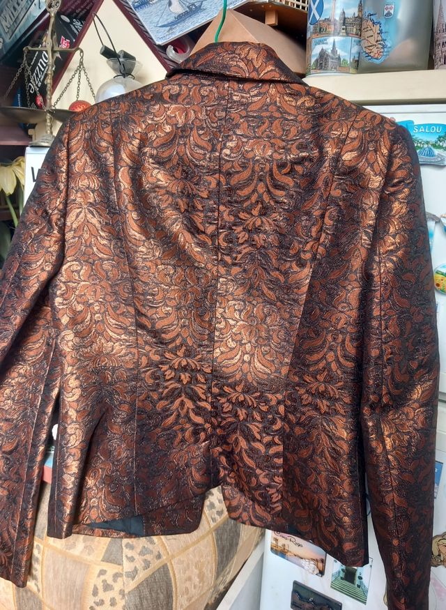 51- Anericana marron negro y dorado, 40