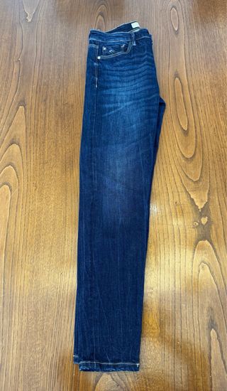 Pantalón vaquero azul pitillo