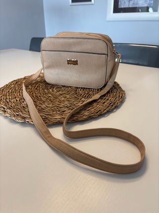 Bolso de mano beige con cremallera