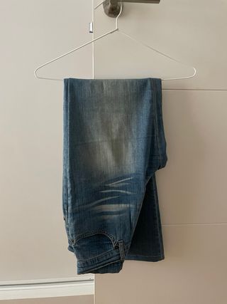 Blusa floral con volantes y vaquero acampanado 