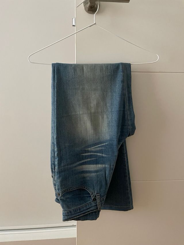 Blusa floral con volantes y vaquero acampanado 