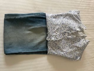 Blusa floral con volantes y vaquero acampanado 