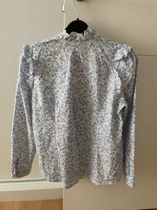 Blusa floral con volantes y vaquero acampanado 