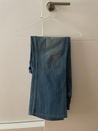 Blusa floral con volantes y vaquero acampanado 