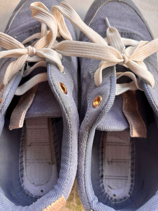 Tenis azules sin marca