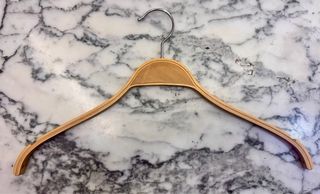 Percha de madera y metal. 0,40€