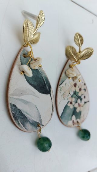 Pendientes dorados con hojas y piedras verdes