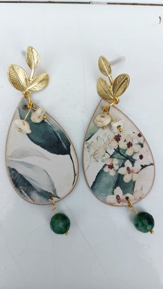 Pendientes dorados con hojas y piedras verdes