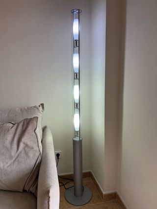 Lámpara de pie moderna plateada