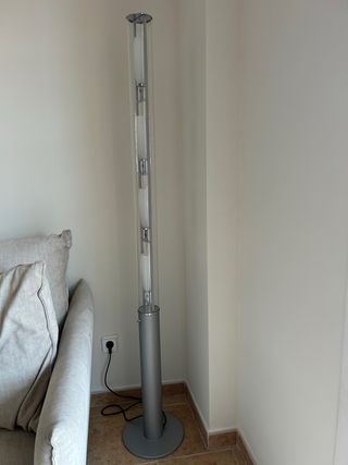 Lámpara de pie moderna plateada