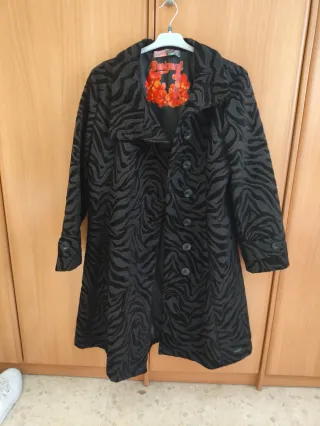 Chaquetón Desigual estampado cebra