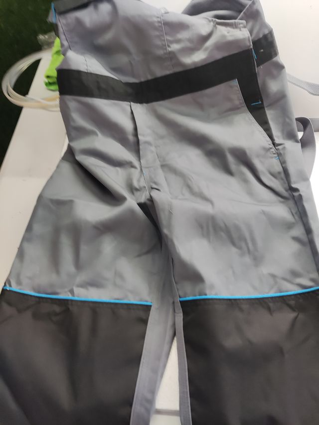 Peto trabajo gris con elásticos, extra confortable