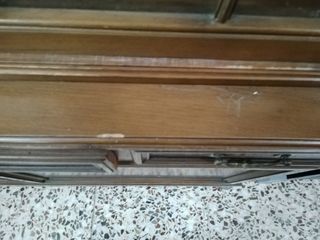 VITRINA DE MADERA OSCURA VINTAGE